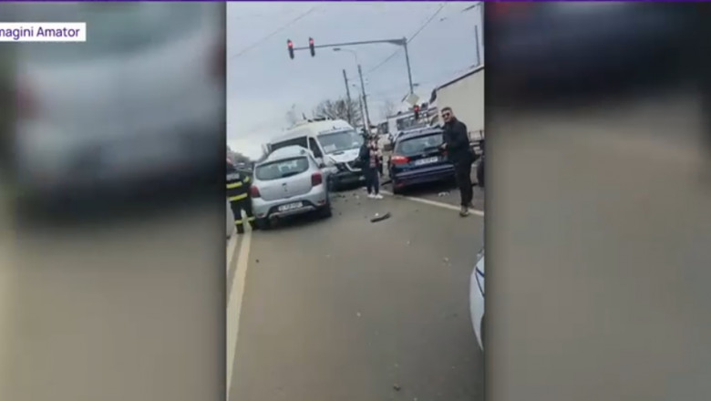 5 masini si un microbuz s-au ciocnit la intrarea in Bucuresti. 12 oameni au fost dusi la spital Imagine