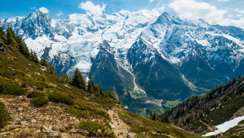 5 romani au vrut sa urce pe Mont Blanc in tenisi si sorturi. Suparat, un primar cere acum depozite pentru „salvare si inmormantare” Imagine