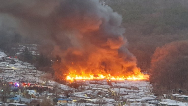 500 de oameni evacuati dupa un incendiu care a mistuit o mahala in Seul, langa bogatul district Gangnam Imagine