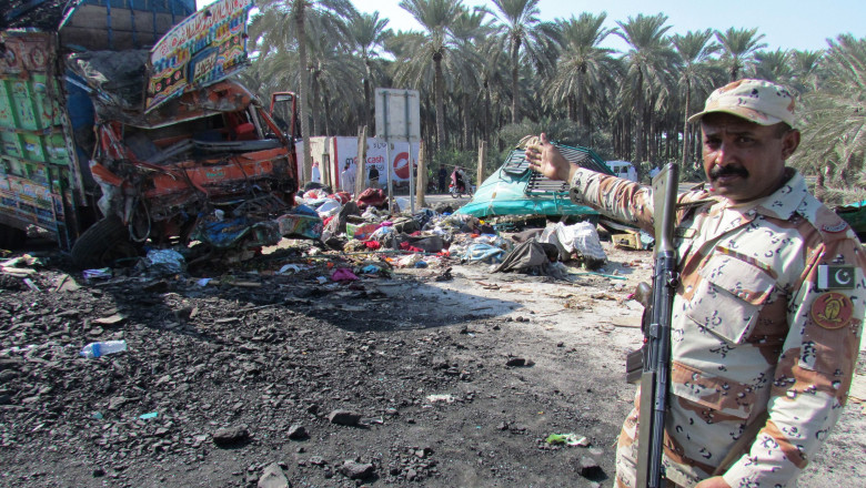 56 de morti intr-un accident in Pakistan Imagine