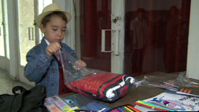 600 de copii din familii defavorizate au primit ghiozdane cu rechizite de la Primaria Iasi Imagine