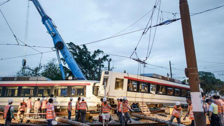 62 de raniti la Hong Kong. O garnitura de metrou usor a sarit de pe sine Imagine