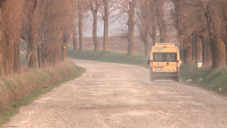 64 de microbuze noi pentru scolarii navetisti din Moldova   Imagine