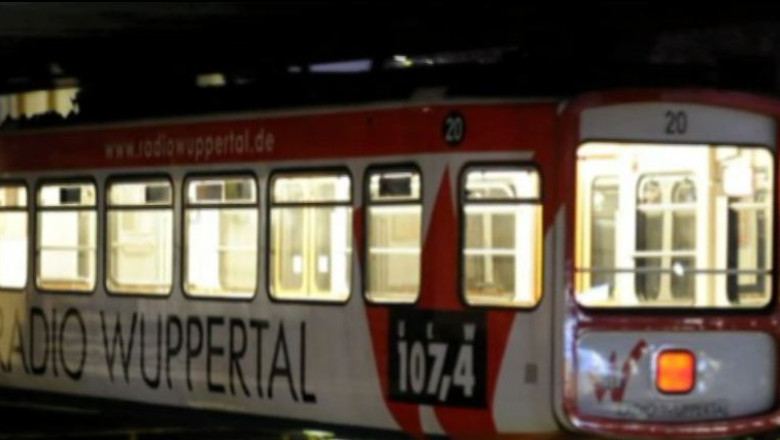 76 de oameni au stat trei ore intr-un vagon suspendat, in Germania Imagine