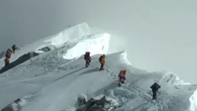 86 de alpinisti blocati pe Everest din cauza ninsorilor abundente Imagine