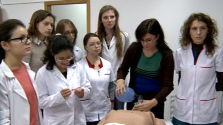 900 de cadre medicale au invatat sa salveze vieti cu ajutorul robotilor Imagine