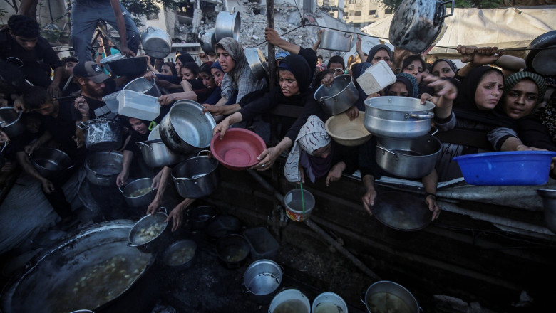 93 de palestinieni care asteptau sa primeasca ajutoare umanitare au fost ucisi de fortele israeliene, acuza Apararea civila din Gaza Imagine