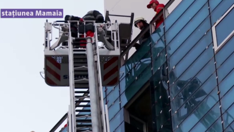 A avut noroc. Un muncitor a fost la un pas sa cada in gol de la 30 de metri inaltime Imagine