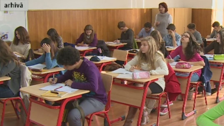 A cazut tavanul clasei peste ei Imagine