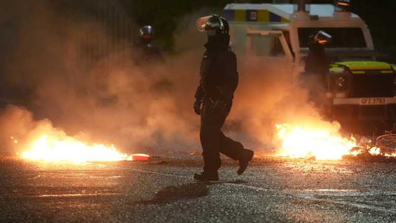 A cincea noapte consecutiva de violente in Irlanda de Nord: Politia atacata cu cocktailuri Molotov in Portadown Imagine