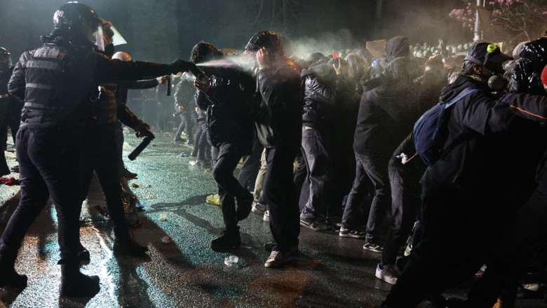 A cincea noapte de proteste masive in Turcia. Fortele de ordine au folosit gaze lacrimogene, gloante de cauciuc si tunuri cu apa Imagine