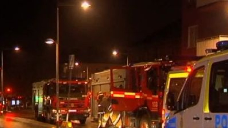 A cincea noapte de revolte la Stockholm. Imigrantii au incendiat masini si cladiri Imagine