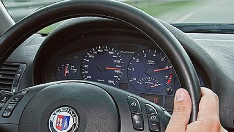 A condus cu 236 kilometri pe ora, pe Autostrada Soarelui Imagine