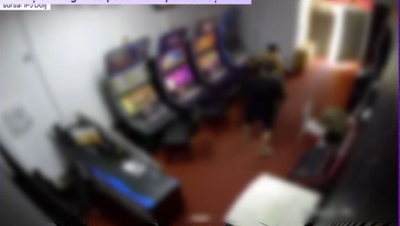 A distrus cu toporul aparatele dintr-o sala de jocuri din Craiova, suparat ca a pierdut banii. Momentul a fost surprins de camere Imagine