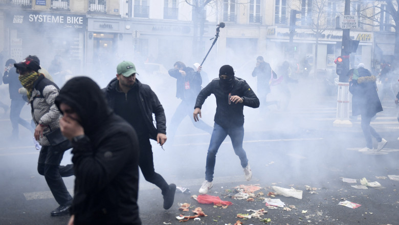 A doua zi de violente la Paris. Kurzii au iesit pe strazi, politia a intervenit cu gaze lacrimogene Imagine