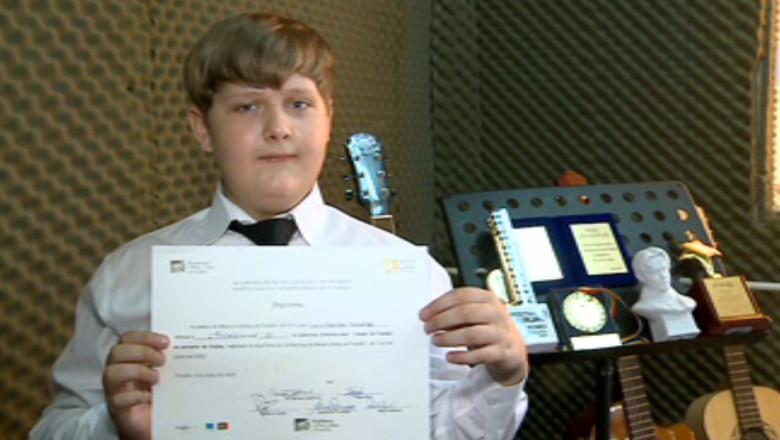 A fermecat juriul cu vioara. Un elev de 11 ani a castigat premiul I la un concurs, in Portugalia Imagine