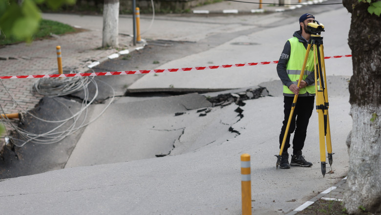 A fost anuntata cauza surparii strazii din Slanic. Persoanele evacuate se pot intoarce la caselele lor Imagine