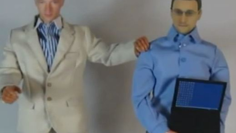 A fost lansata papusa E.Snowden. Costa 99 de dolari si are aproximativ 30 de centimetri Imagine