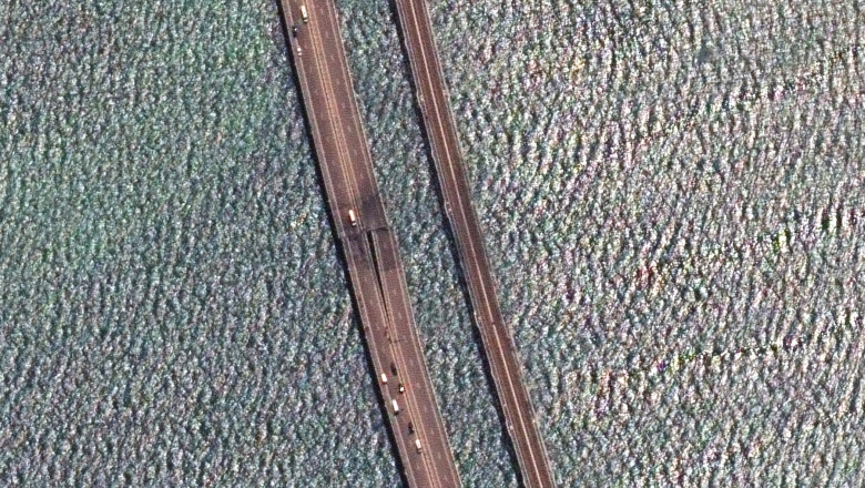 „A fost lovit de drone navale”. Ucraina revendica atacul asupra podului Kerci. Imagini din satelit arata distrugerile Imagine