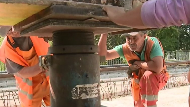 A fost ridicat, acum e pus la loc! Inca o operatiune ”la milimetru” la Podul Michelangelo Imagine