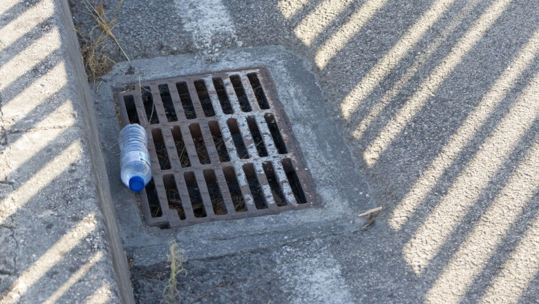 „A fost un adevarat soc.” O femeie a fost amendata pentru ca si-a varsat cafeaua in canalizare, pe strada Imagine