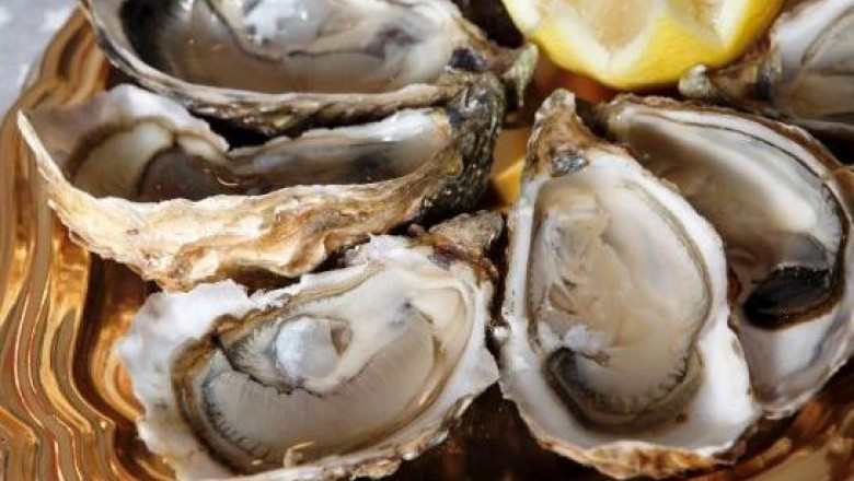 A gasit cinci perle in platoul cu fructe de mare Imagine