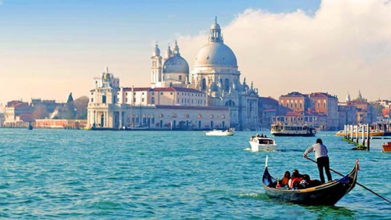 A inceput carnavalul de la Venetia. Mii de turisti au admirat o parada a gondolelor Imagine