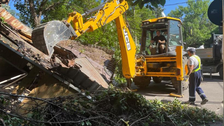 A inceput demolarea constructiilor ilegale din Sectorul 1 al Capitalei. Prima interventie, un chiosc care functiona de peste 20 de ani Imagine