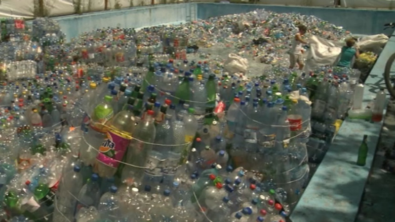 A inceput "constructia" podului de plastic peste Bega Imagine