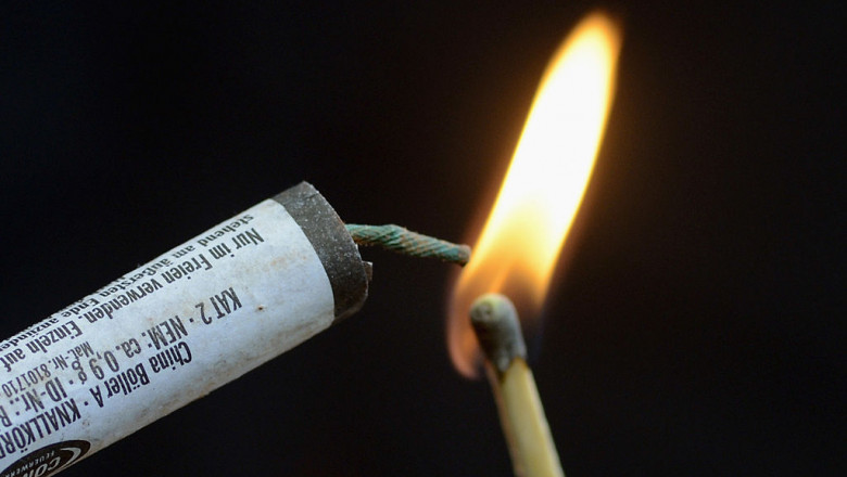 A inceput sezonul petardelor, iar internetul este plin de oferte ilegale. Ce risca cei care le vand, dar si cei care le cumpara Imagine