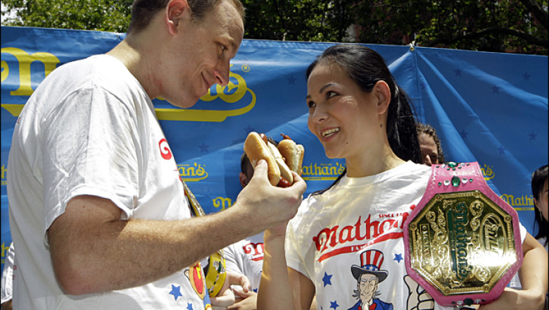 A infulecat 61 de crenvursti in 10 minute, iar apoi si-a cerut iubita in casatorie Imagine