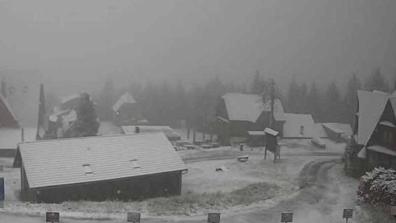 A nins la munte. Imagini cu peisaje de iarna in plina toamna, in Romania Imagine