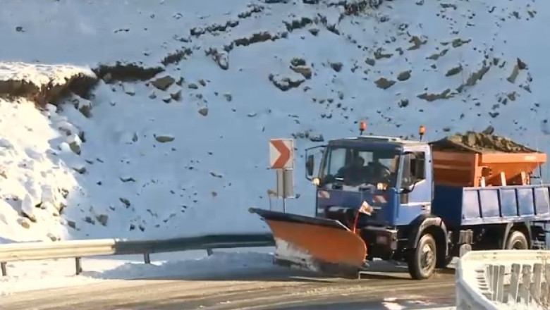 A nins viscolit in 11 judete. Drumarii si salvamontistii ii avertizeaza pe cei care vin la munte sa fie echipati corespunzator Imagine