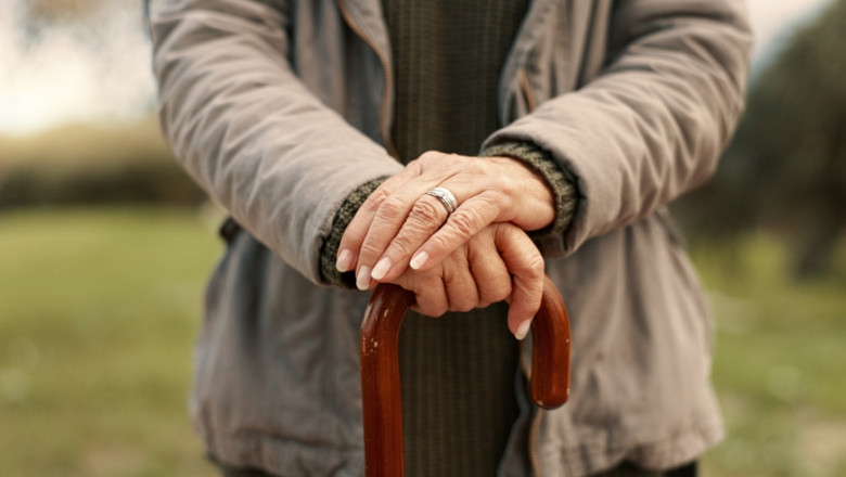 A ramas fara pensia pe o luna, dupa ce a fost imbratisat pe strada de un necunoscut. Ce a patit un batran din Targu Jiu Imagine