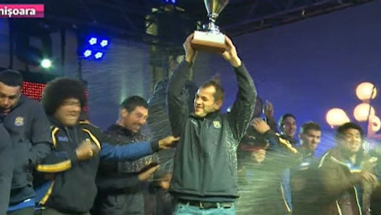 A (re)venit Cupa in Banat! Jucatorii lui RCM Timisoara au adus trofeul in Piata Victoriei Imagine