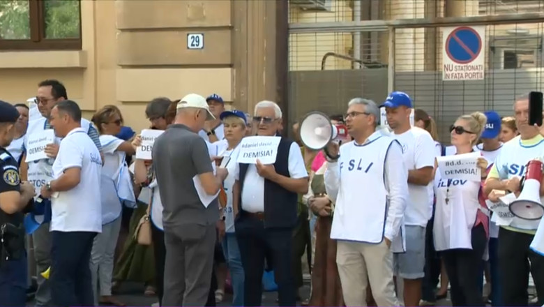 A treia zi de proteste in fata Ministerului Educatiei: profesorii ameninta ca nu incep scoala. BAC-ul de toamna, in pericol Imagine