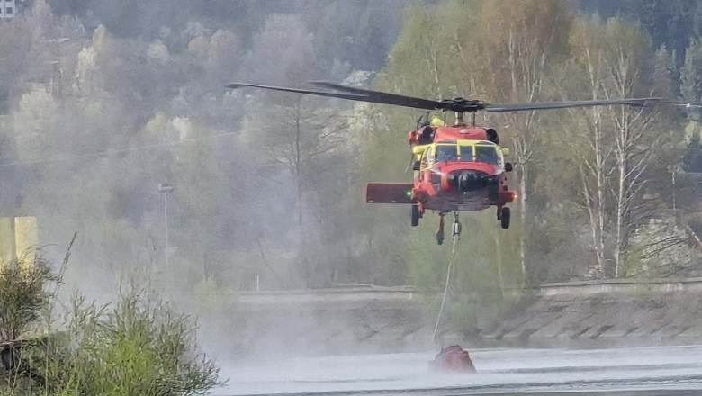 A treia zi in care elicopterul Black Hawk a intervenit ca sa stinga incendiul de padure din Arges. Din ce cauza a luat foc vegetatia Imagine