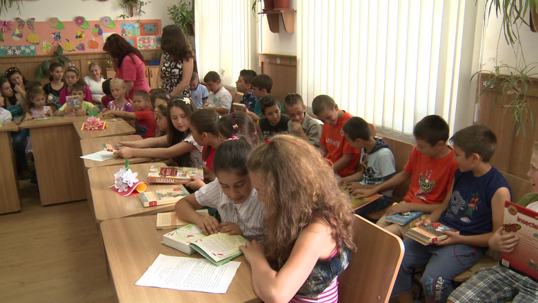 A venit vacanta cu ....carti din donatii. O fundatie a donat scolilor galatene carti in valoare de 3.000 de lei Imagine