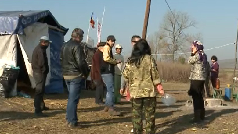 A zecea zi de proteste la Pungesti. 30 de persoane raman pe camp pentru a bloca accesul utilajelor Imagine