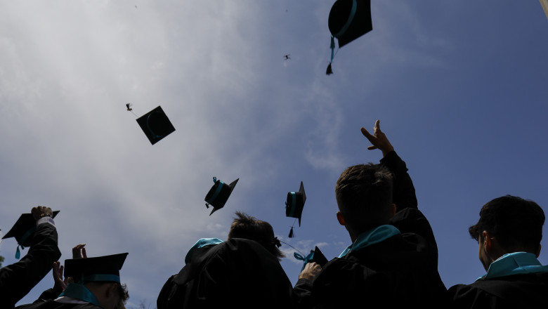 Abandonul universitar: Bursele sociale pentru studentii care isi platesc studiile sunt facultative pentru unele universitati Imagine
