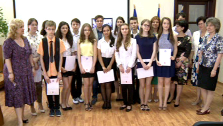 Absolventii cu medii de zece au fost recompensati cu bani de la Ministerul Educatiei  Imagine