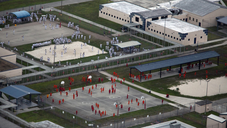 Abuzuri grave in centrele ICE din Florida: Migranti umiliti, incatusati si fortati sa manance „ca animalele” (raport) Imagine