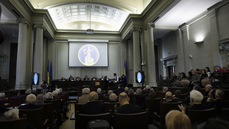 Academia Romana i-a retras diploma „Meritul Academic”, acordata lui Alex Mihai Stoenescu, fost colaborator al Securitatii Imagine