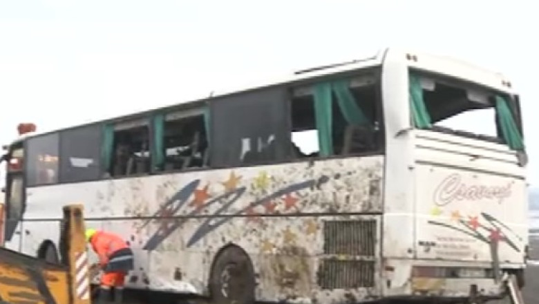 ACCIDENT. Autoritatile din Ungaria au reusit sa scoata autocarul din santul in care cazuse. Cei trei romani au fost externati Imagine