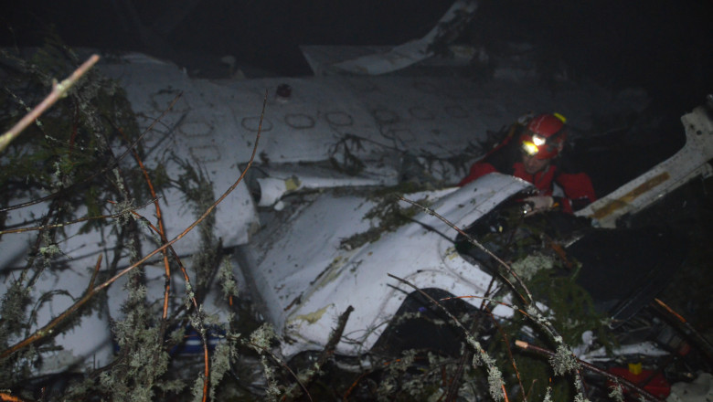 ACCIDENT AVIATIC. Epava avionului ar urma sa fie coborata la baza muntelui Imagine