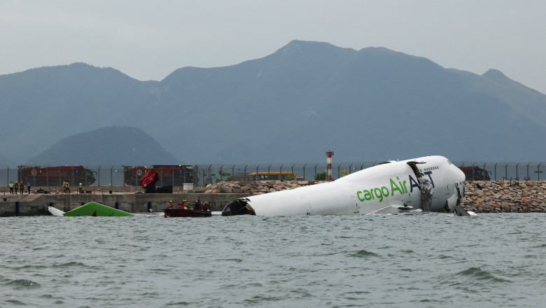 Accident aviatic in Hong Kong. O aeronava cargo a lovit un vehicul la aterizare si a iesit de pe pista, apoi a cazut in mare: doi morti Imagine