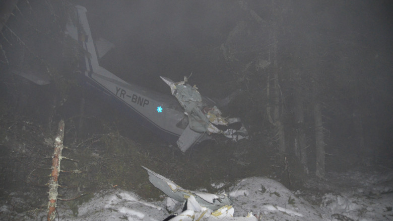 ACCIDENT AVIATIC. Unul dintre medicii care au supravietuit i-a pupat pe toti localnicii salvatori inainte sa se urce in masina de teren Imagine