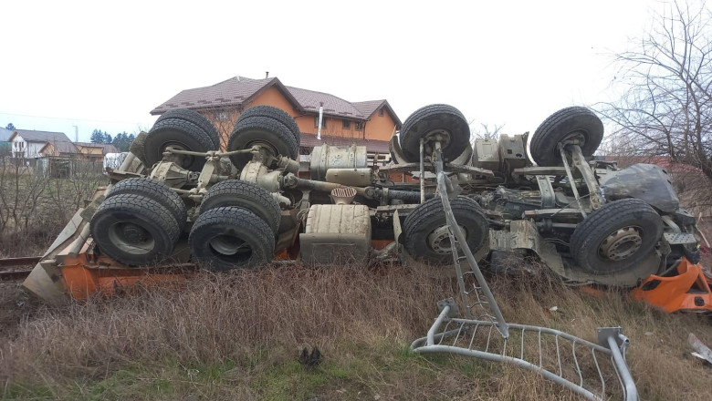 Accident cu 3 morti pe DN1, in Avrig. Un camion a trecut peste o masina, apoi s-a prabusit de pe un pod Imagine