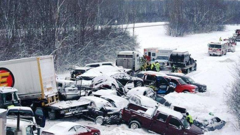 Accident cu 40 de masini pe o autostrada din America Imagine