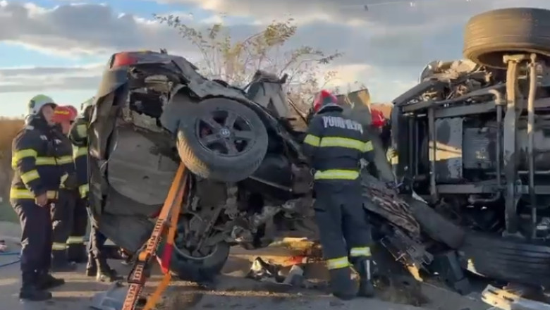 Accident cu doi morti in judetul Iasi. Un BMW s-a ciocnit cu un TIR, dupa ce soferul autoturismului a depasit pe linie continua Imagine
